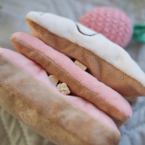 Pups & Bubs STRAWBERRY MILLE-FEUILLE Truskawkowy Torcik zabawka węchowa